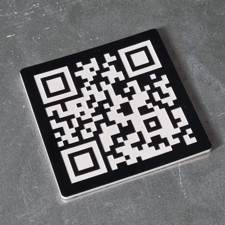 Plaque nominative en aluminium noir gravée au laser – Sultan Laser Sfax Tunisie