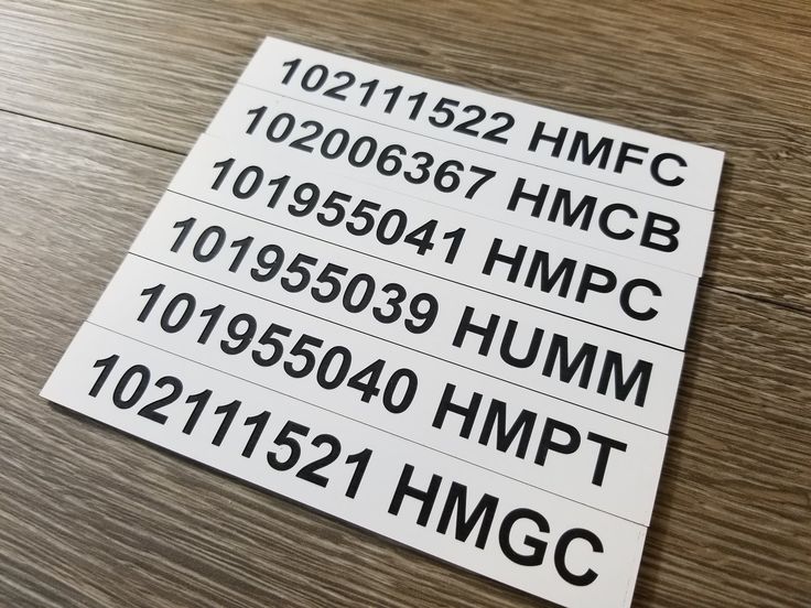 Plaque plastique gravée avec texte, logo, code-barres ou QR code personnalisé
