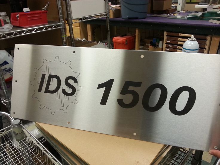Nos plaques signalétiques sont conçues pour assurer l’identification durable et précise de machines, équipements, installations ou produits. Gravées ou imprimées sur aluminium, inox, plastique ou laiton, elles résistent aux conditions extrêmes : chaleur, humidité, UV, produits chimiques. Idéales pour l’industrie, la logistique, l’électricité ou la sécurité, nos plaques sont personnalisables avec logos, QR codes, numéros de série ou codes-barres selon vos besoins.