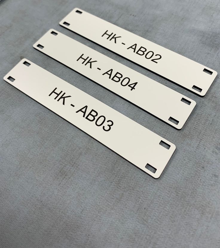 Plaque plastique gravée avec texte, logo, code-barres ou QR code personnalisé