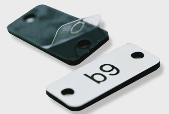 Plaque plastique gravée avec texte, logo, code-barres ou QR code personnalisé