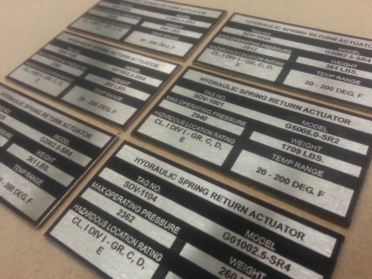 Plaque nominative en aluminium noir gravée au laser – Sultan Laser Sfax Tunisie