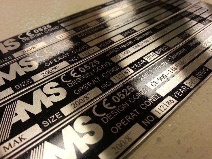 Plaque nominative en aluminium noir gravée au laser – Sultan Laser Sfax Tunisie