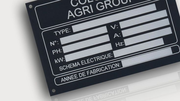 Plaque nominative en aluminium noir gravée au laser – Sultan Laser Sfax Tunisie